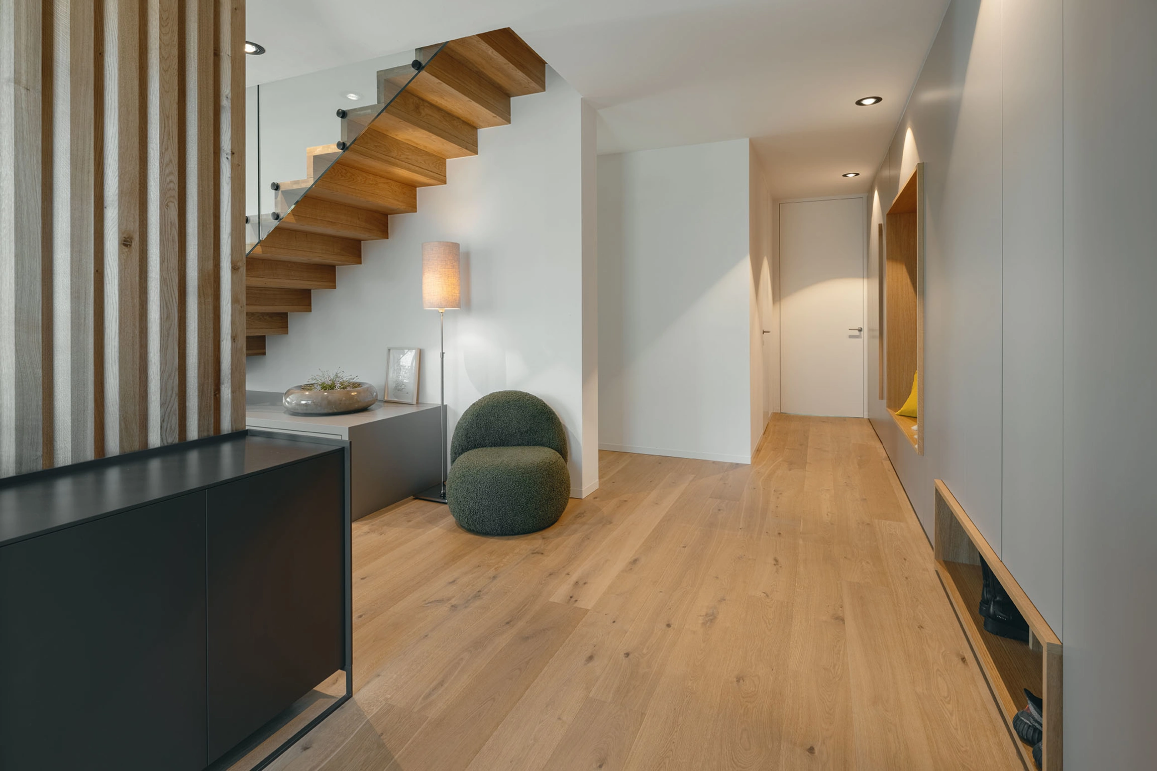 Sonnwendhof – Eingangsbereich mit Holztreppe