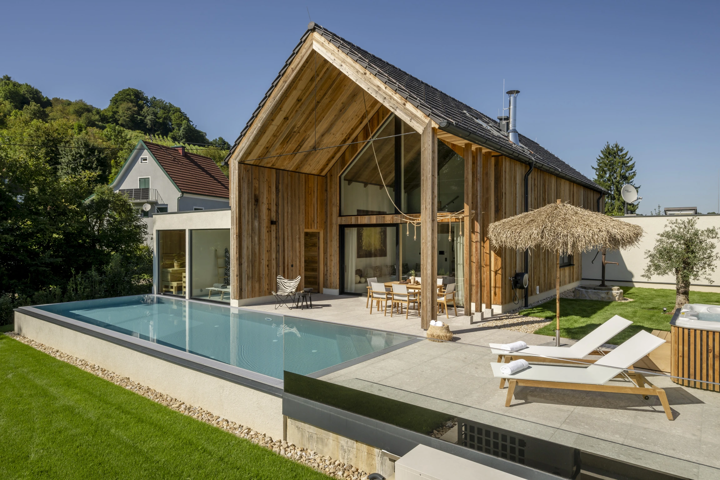 Rebenhof – Pool und Terrasse