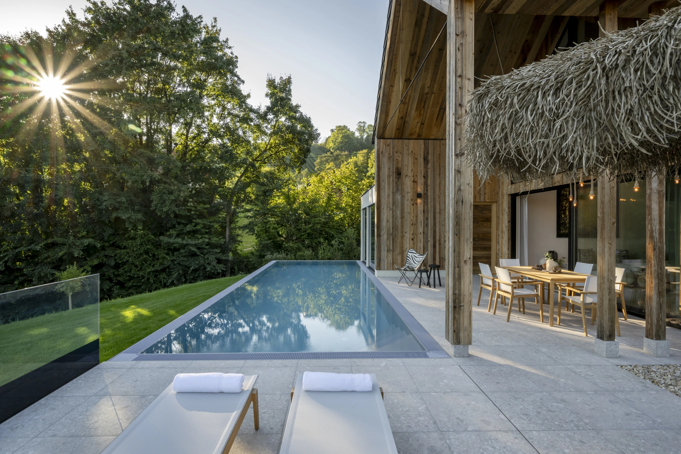 Rebenhof – Pool zur goldenen Stunde