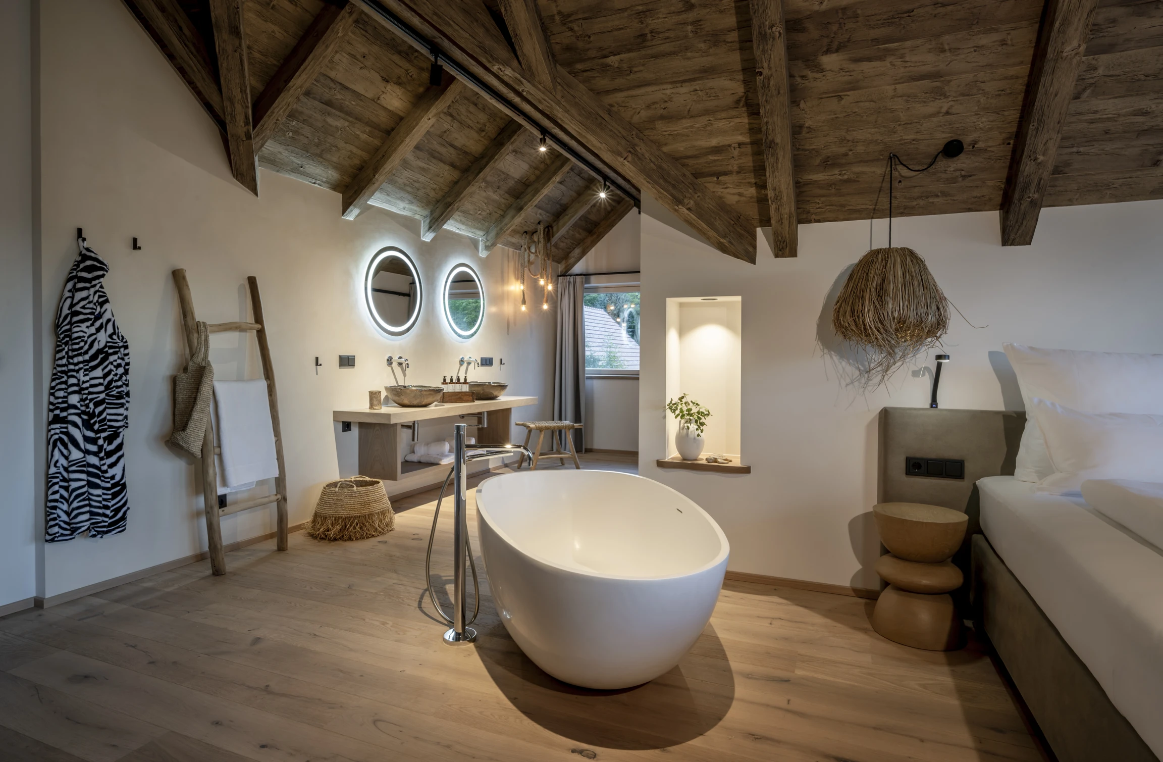 Rebenhof – Hauptsuite mit freistehender Badewanne