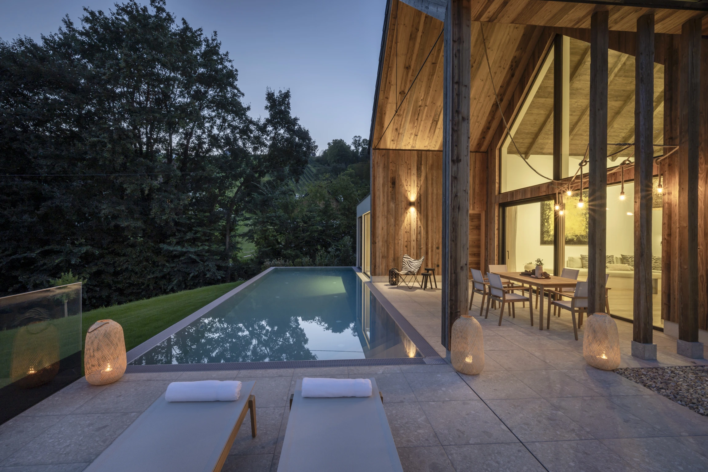 Rebenhof – Pool und Terrasse zur blauen Stunde
