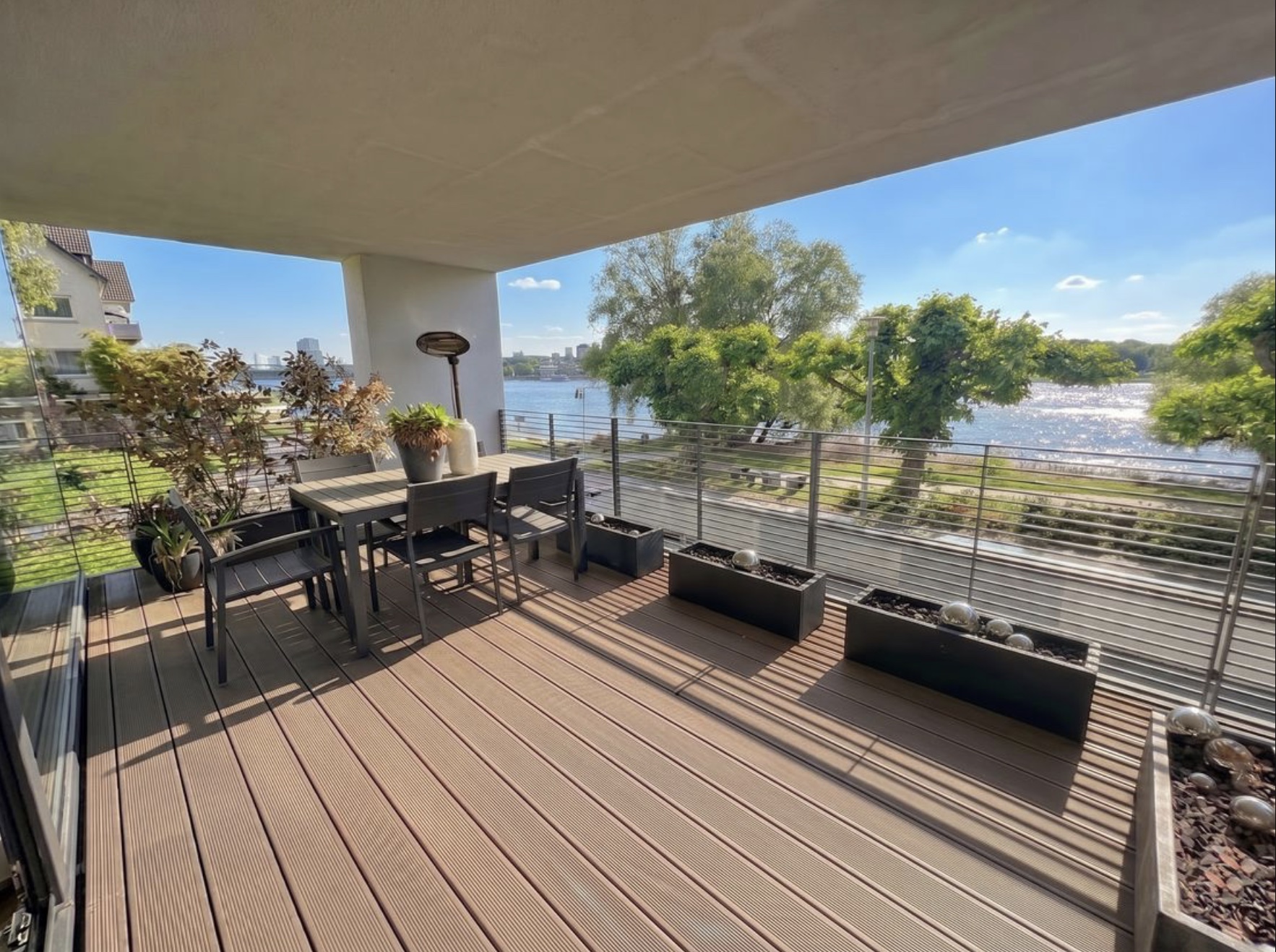 Rheinhof, Köln – Terrasse mit Rheinblick