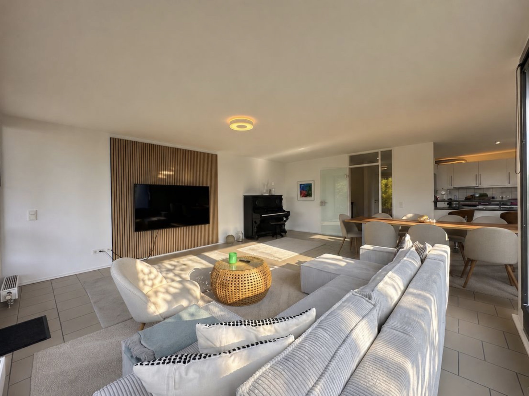 Rheinhof, Köln – Wohnzimmer mit Kamin-Wand