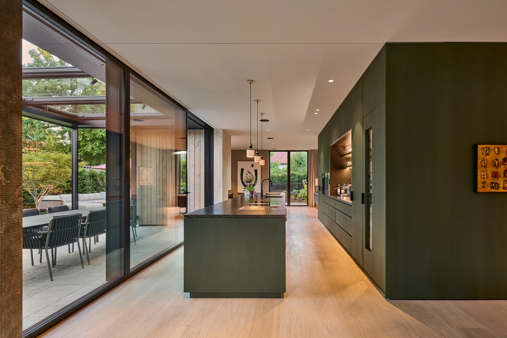 Offene Küche mit Glasfront zur Terrasse