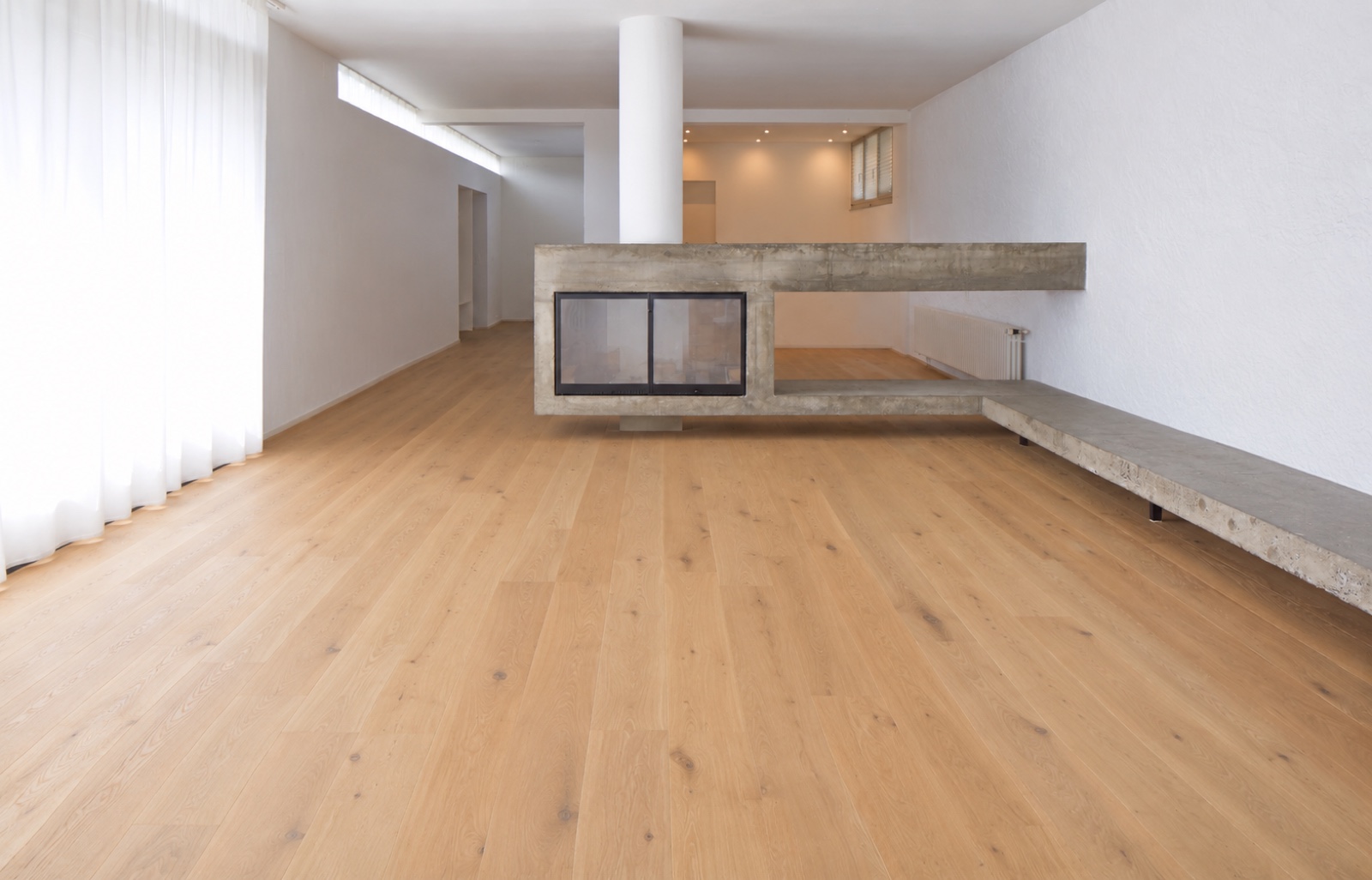 Vorher: leerer Wohnraum mit Sichtbeton-Kamin