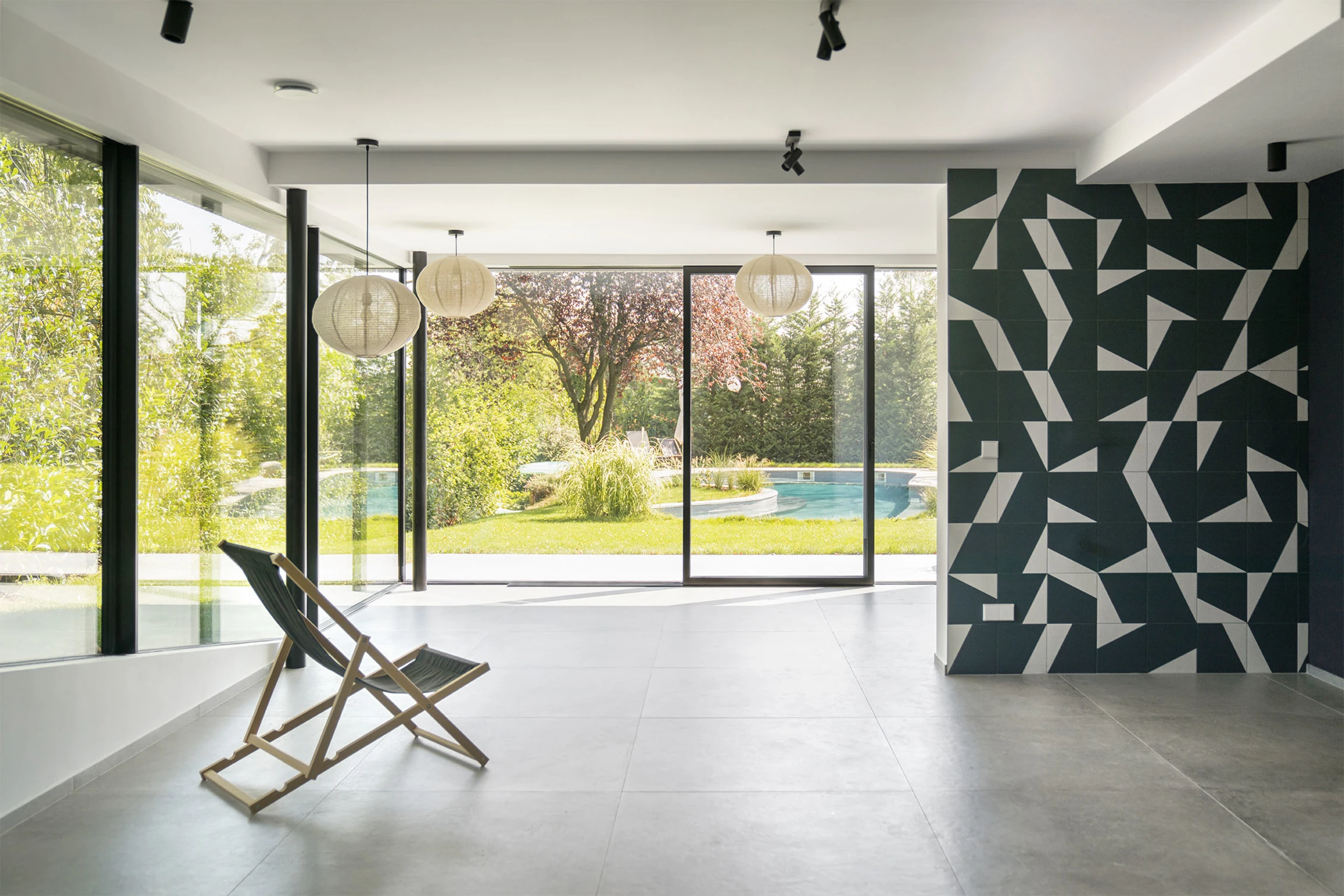 Villa Obsidian – Wohnbereich mit Gartenblick